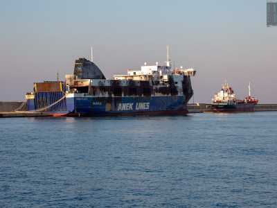 Guardando verso nord-est, notiamo due grandi navi abbandonate a loro stesse, ormeggiate sul Foraneo. La pi� grande � la �Norman Atlantic�, traghetto che operava la tratta Italia-Grecia incendiatosi il 28 dicembre 2014, all�altezza del Canale d�Otranto